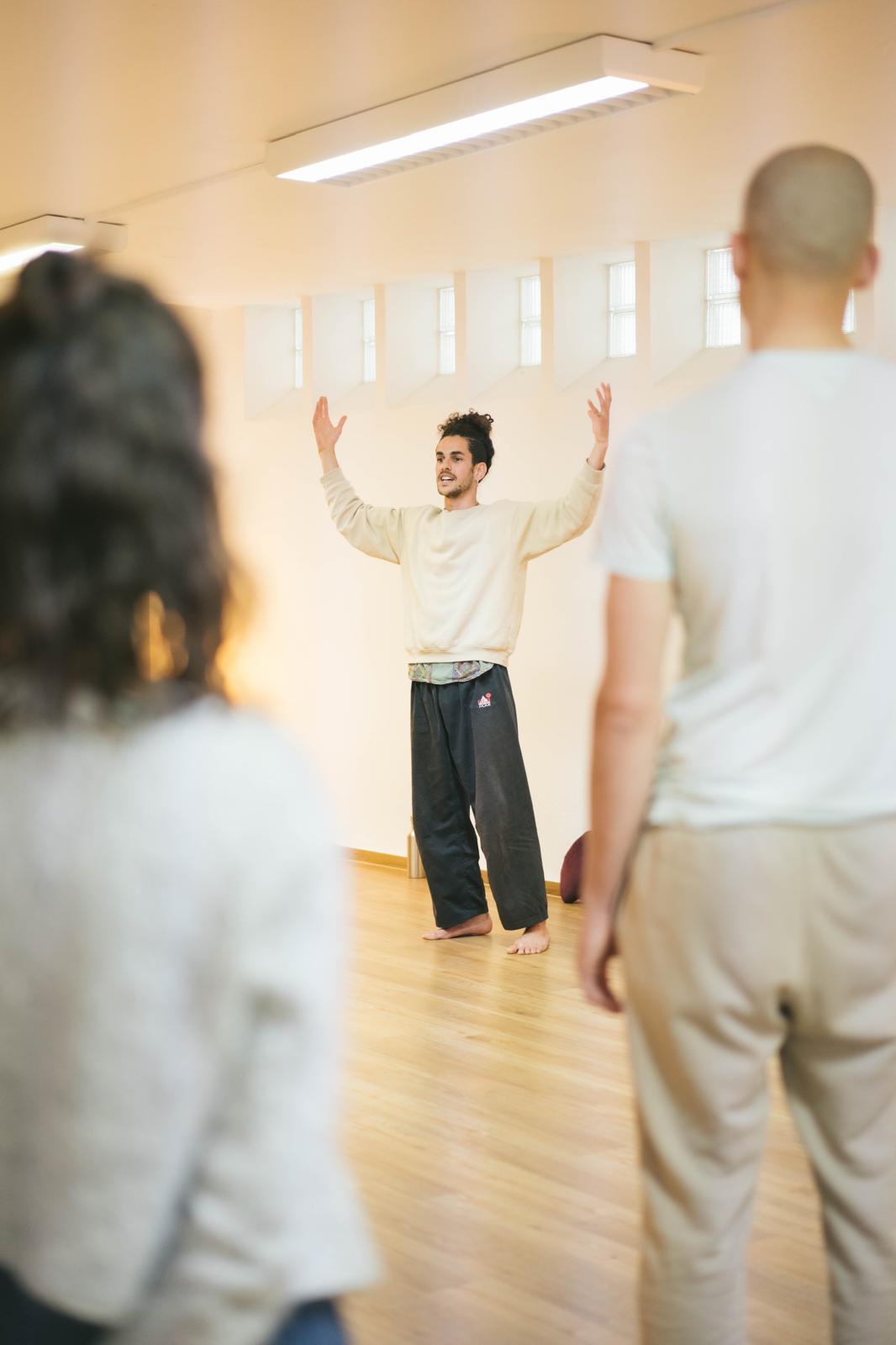 Aaron Weber leitet eine Movementsübung während eines In Touch Workshops an.