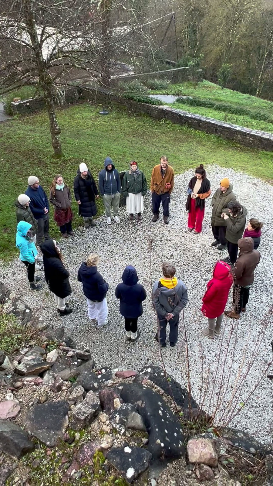 In inverno, un gruppo è riunito in cerchio nel giardino del Convento.