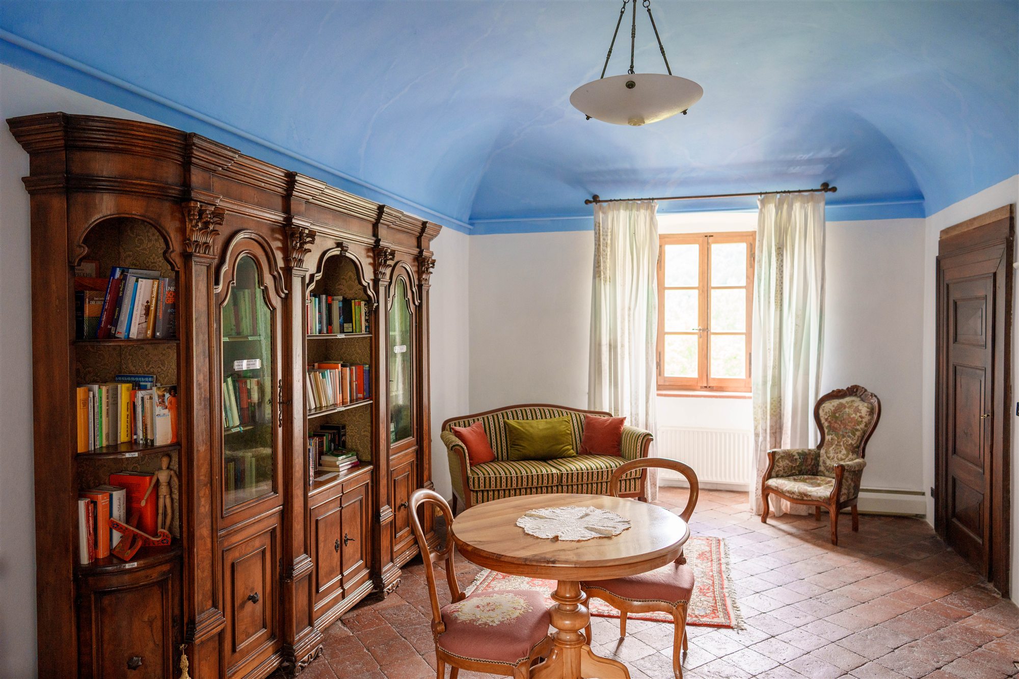 The shared salon with its vaulted blue ceiling.